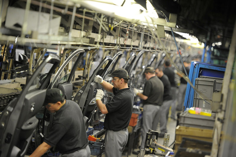 © Reuters. FILE PHOTO: Nissan technicians prepare doors for the Qashqai car at the company's plant in Sunderland