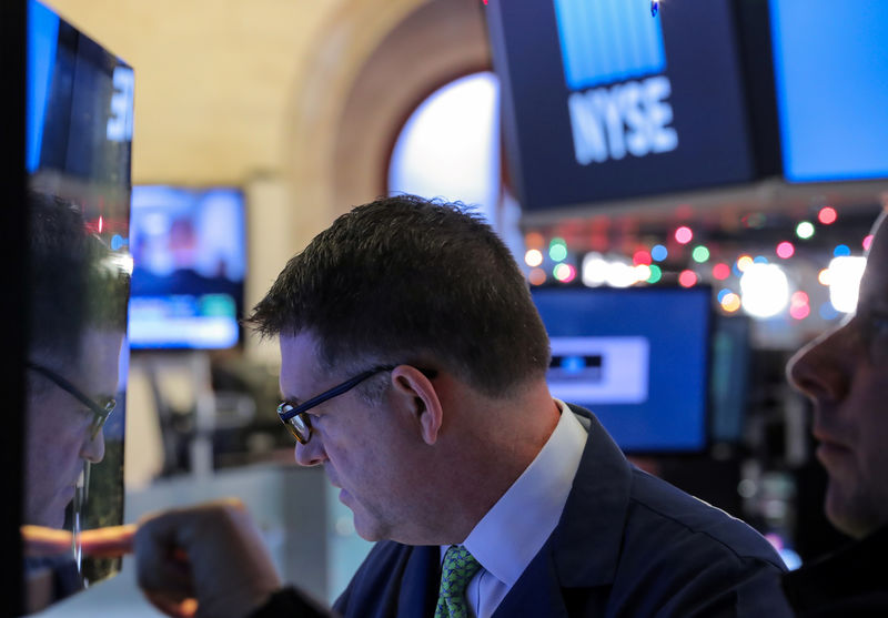 © Reuters. Traders work on the floor of the NYSE in New York