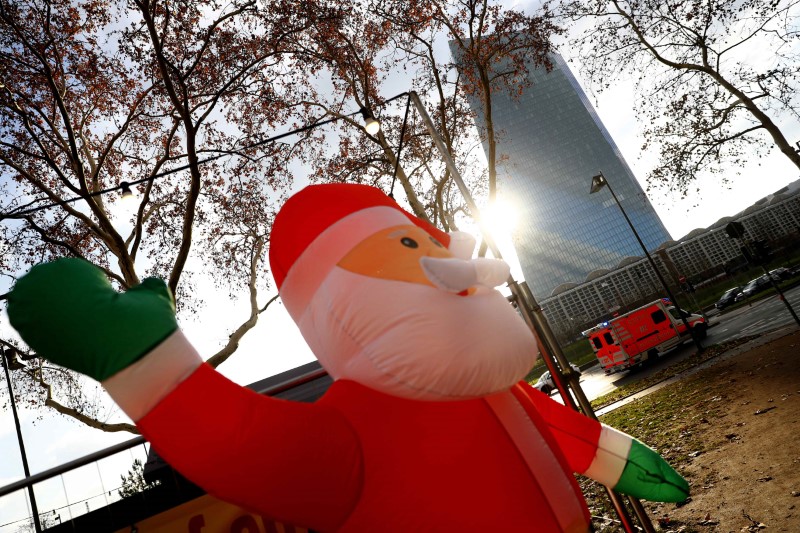 © Reuters. Un Santa Claus inflable cerca de la sede del Banco Central Europeo en Fráncfort