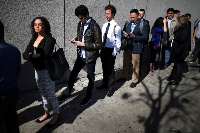 © Reuters. People wait in line to attend TechFair LA, a technology job fair, in Los Angeles