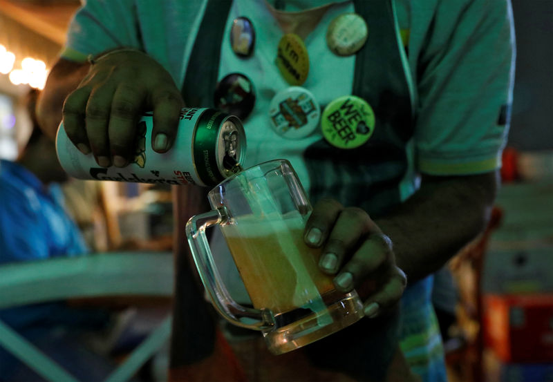 © Reuters. A waiter pours Carlsberg beer at a pub in Mumbai