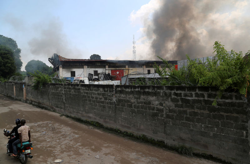 © Reuters. حريق في الكونجو يدمر آلات التصويت في انتخابات الرئاسة