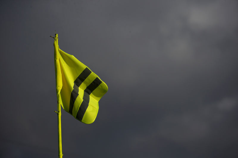 © Reuters. A yellow vest flutters in the sky at a roundabout near the Nantes Atlantique Airport as the "yellow vests" movement continues, in Bouguenais