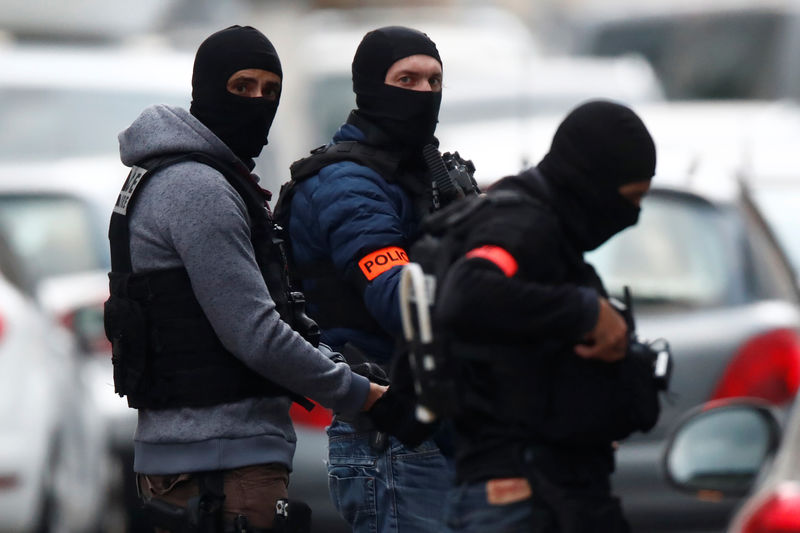 © Reuters. شاهد من رويترز: الشرطة الفرنسية المسلحة تبدأ عملية في حي بستراسبورج
