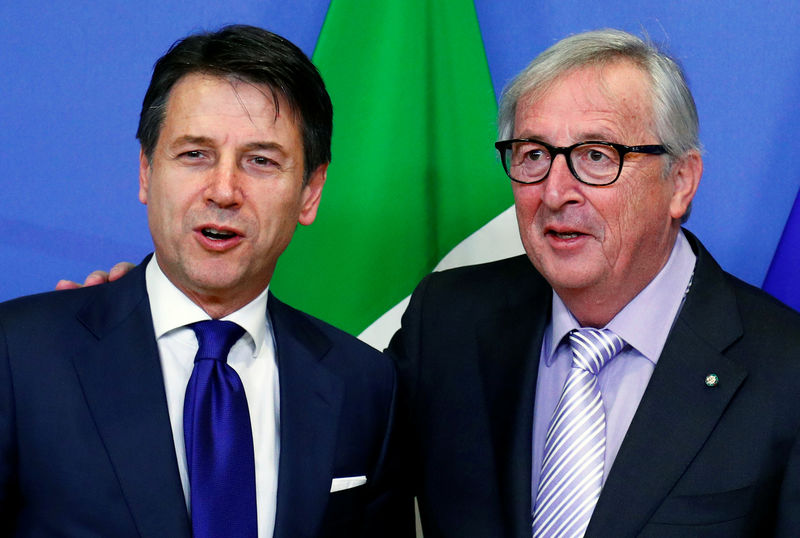 © Reuters. Italian PM Conte poses with EU Commission President Juncker in Brussels