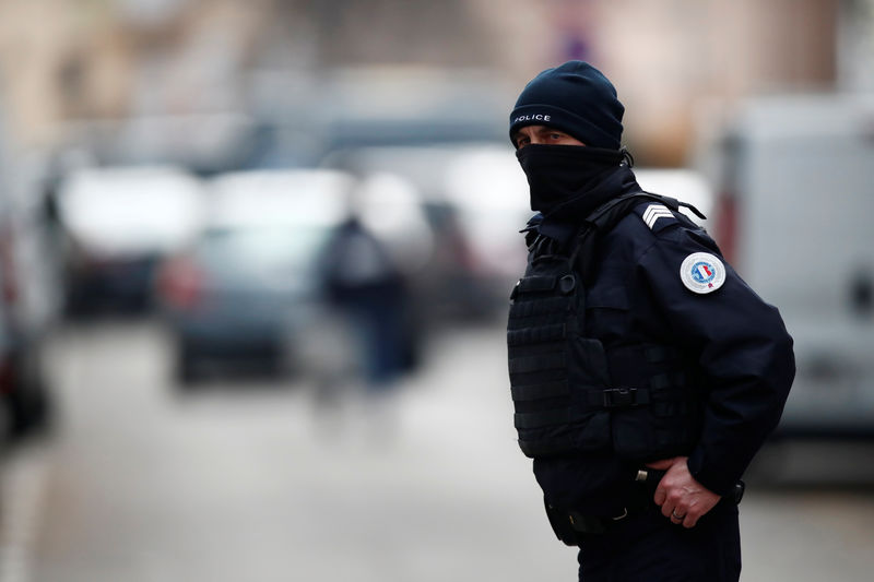 © Reuters. الشرطة الفرنسية تواصل البحث عن المشتبه به في هجوم ستراسبورج