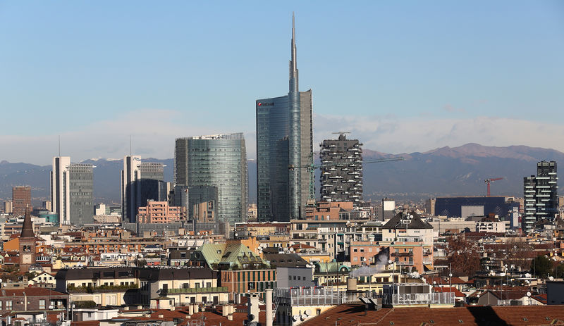© Reuters. FILE PHOTO: The Unicredit headquater is seen at Porta Nuova's district downtown Milan