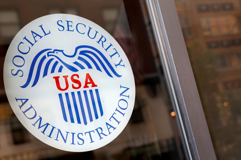 © Reuters. FILE PHOTO: FILE PHOTO: FILE PHOTO Sign is seen on the entrance to a Social Security office in New York