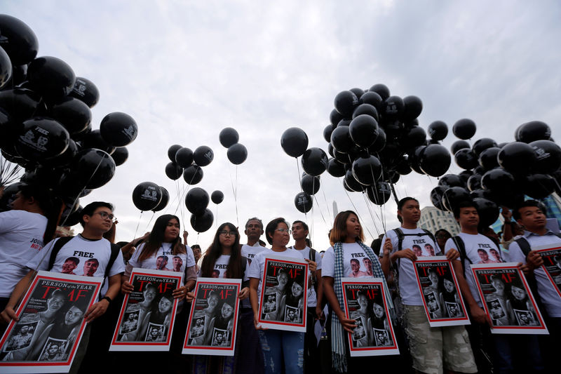 © Reuters. FILE PHOTO: Activists call for release of imprisoned Reuters journalists Wa Lone and Kyaw Soe Oo in Yangon