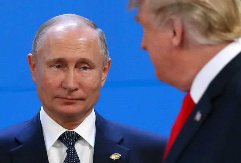 © Reuters. O presidente russo, Vladimir Putin, e o presidente dos Estados Unidos, Donald Trump, durante cúpula do G20 em Buenos Aires