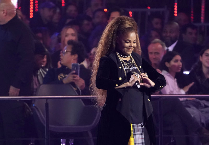 © Reuters. FILE PHOTO: Singer Janet Jackson makes a heart symbol after receiving the Global Icon award at the 2018 MTV Europe Music Awards at Bilbao Exhibition Centre in Bilbao