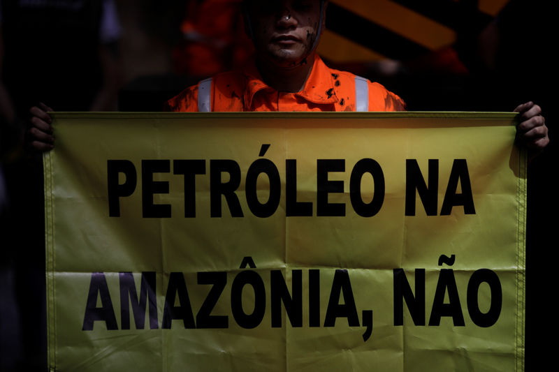 © Reuters. Ativista do Greenpeace durante protesto no Rio de Janeiro, Brasil