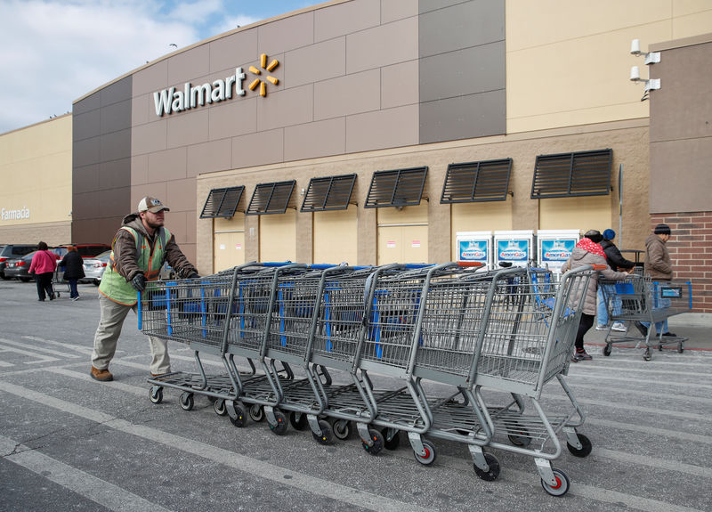 © Reuters. Shoppers at a Walmart store in Chicago Illinois