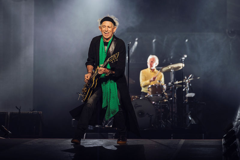 © Reuters. FILE PHOTO: Keith Richards and Charlie Watts of the Rolling Stones perform during a concert at Friends Arena in Stockholm