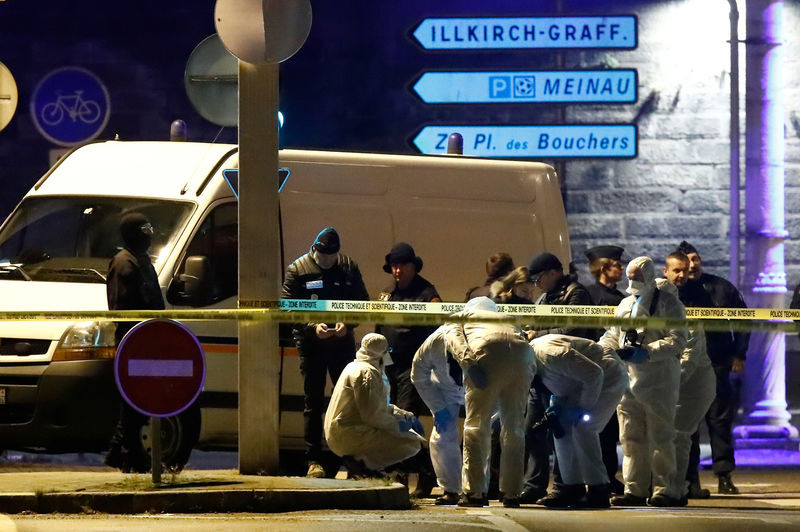 © Reuters. Investigadores trabalham em rua durante operação policial em Estrasburgo