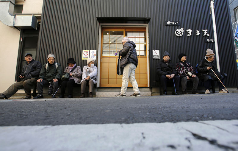 © Reuters. Elderly people sit to rest on a street at Tokyo's Sugamo district, an area popular among the Japanese elderly, in Tokyo