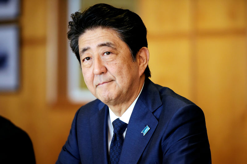 © Reuters. Japan's Prime Minister Shinzo Abe visits Australia