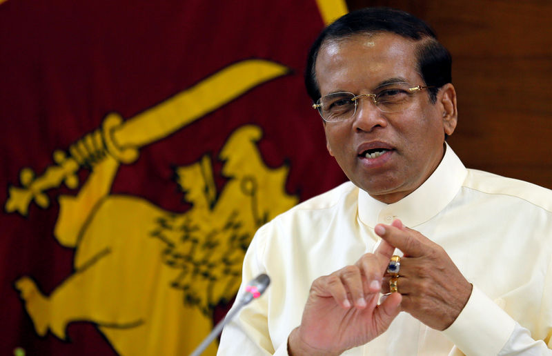 © Reuters. FILE PHOTO: Sri Lanka's President Sirisena speaks during a meeting with Foreign Correspondents Association at his residence in Colombo