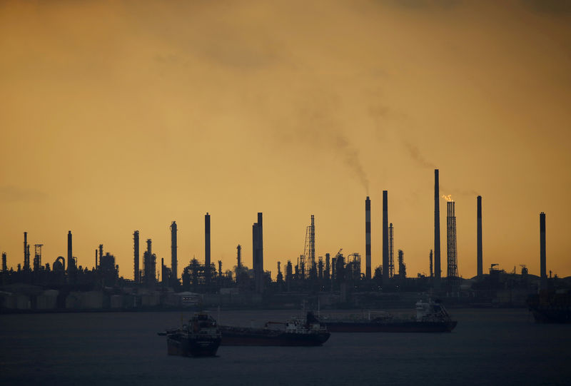 © Reuters. Storm clouds gather over Shell's Pulau Bukom oil refinery in Singapore