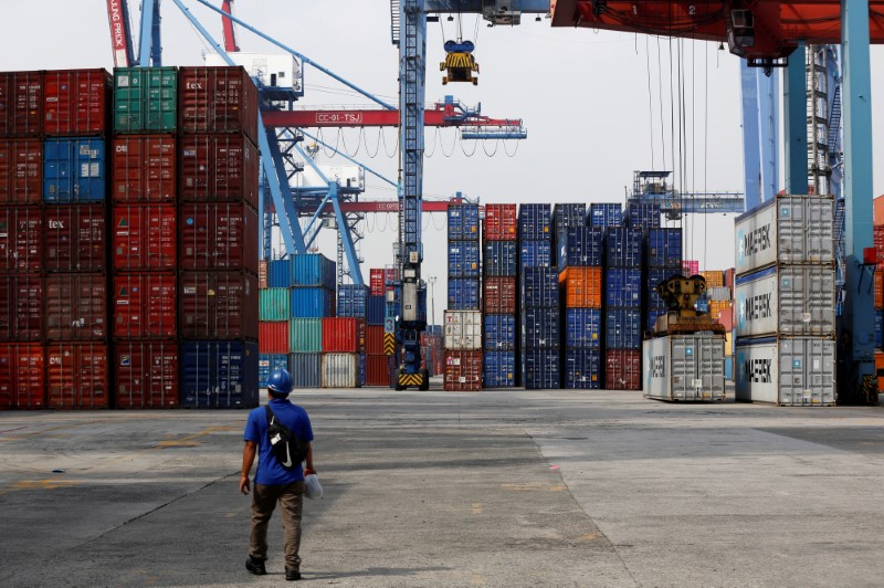 © Reuters. A worker walks on the dock of the Tanjung Priok Port in Jakarta