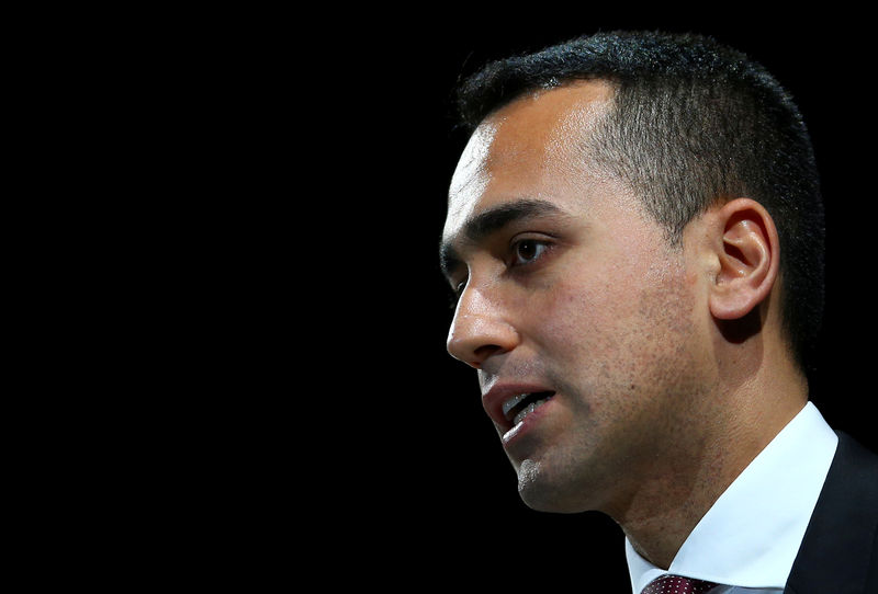 © Reuters. FILE PHOTO: Italian Minister of Labor and Industry Luigi Di Maio speaks at the Italian Business Association Confcommercio meeting in Rome