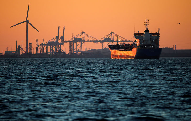 © Reuters. Нефтяной танкер у нефтяного терминала Фос-Лавера вблизи Марселя