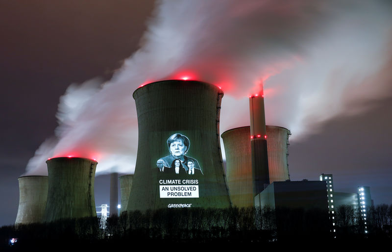 © Reuters. محادثات المناخ تضع مسودة اتفاق نهائي قبيل اختتامها
