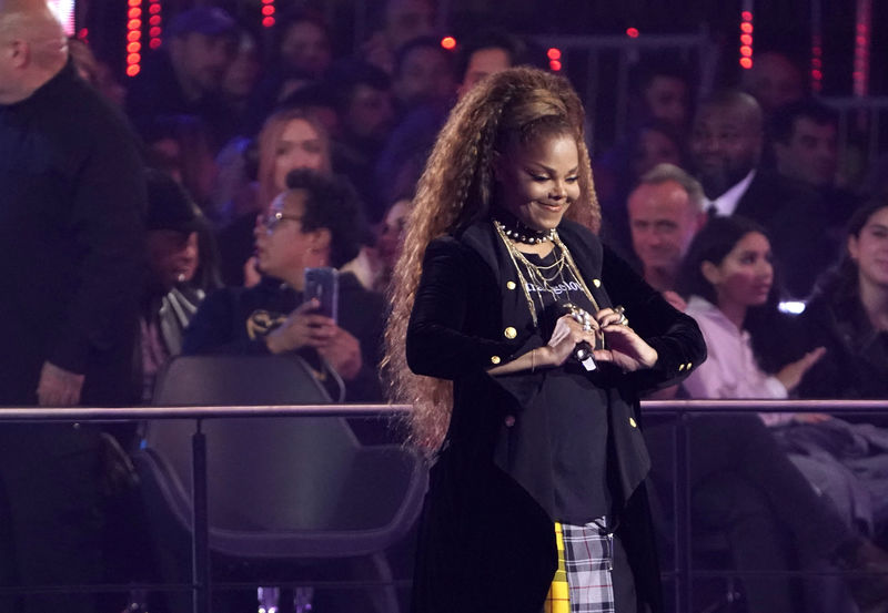 © Reuters. Janet Jackson entra en el Salón de la Fama del Rock and Roll junto a grupos británicos