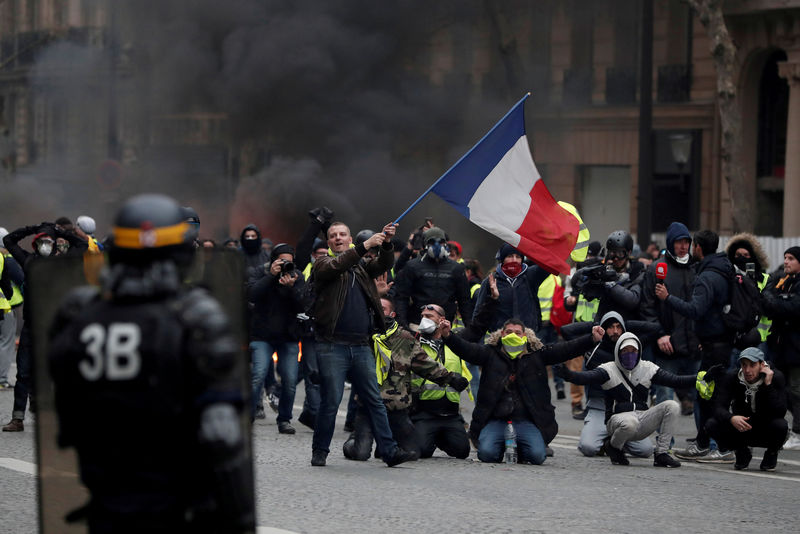 © Reuters. La liga francesa pospone cinco partidos más por las protestas contra el Gobierno