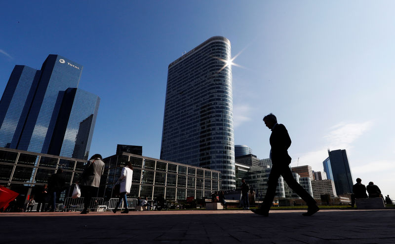 © Reuters. People walk on the esplanade of La Defense in the financial and business district of La Defense, west of Paris