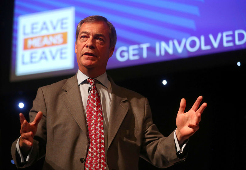 © Reuters. FILE PHOTO: Pro-Brexit supporter and ex-leader of UKIP, Nigel Farage addresses the audience at a 'Leave Means Leave' rally at the University of Bolton, in Bolton