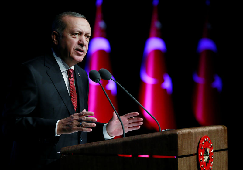 © Reuters. أرودغان: تركيا ستدخل منبج السورية ما لم تخرج أمريكا المسلحين الأكراد