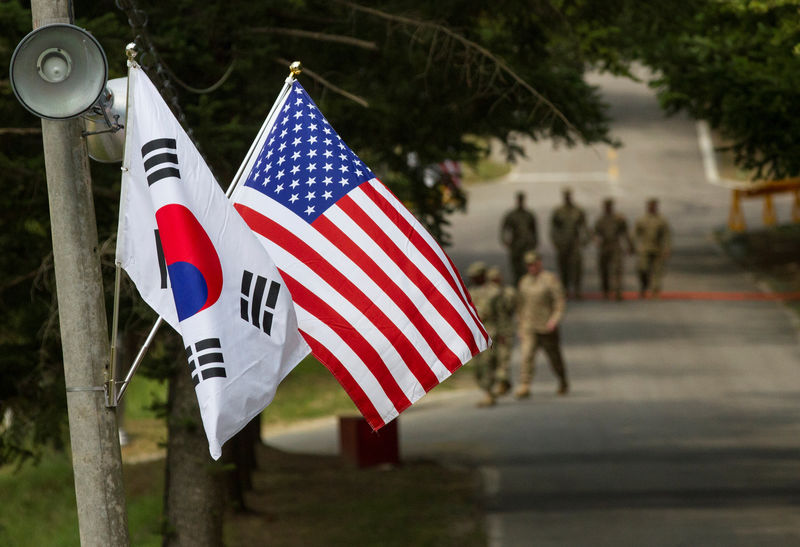 © Reuters. FILE PHOTO:  American and South Korean flags at Yongin South Korea