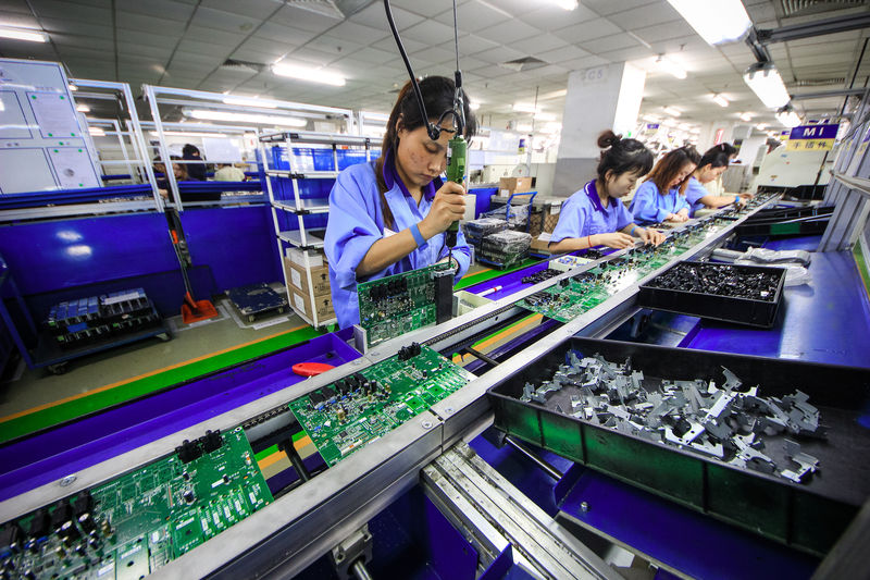 © Reuters. Funcionárias trabalham em fábrica em Tianjin, na China