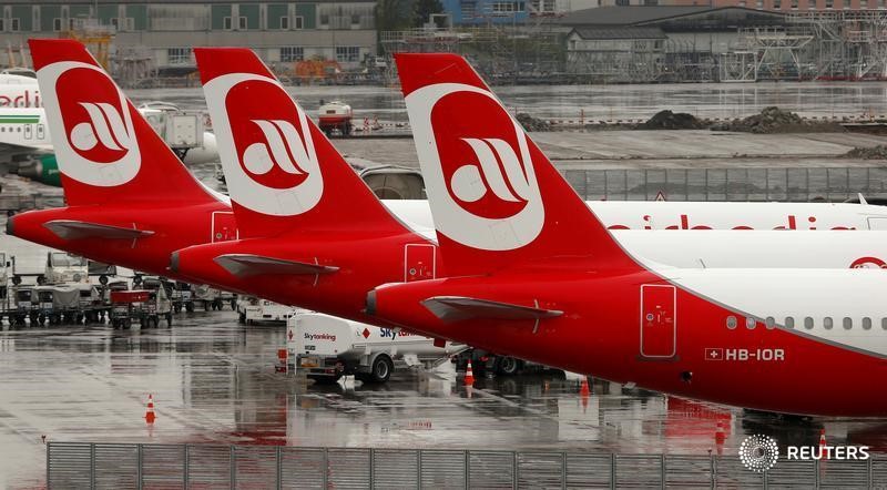 © Reuters. Airbus A320-214 airplanes of Air Berlin airlines are seen at Zurich airport