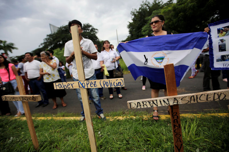 © Reuters. Cruzes para lembrar mortos em protestos contra presidente da Nicarágua, Daniel Ortega