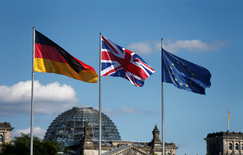 © Reuters. German British and European Union flags fly in front of the Reichstag building in Berlin