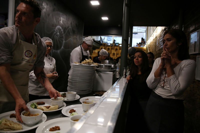 © Reuters. Cozinheiros finalizam pratos em foto ilustrativa