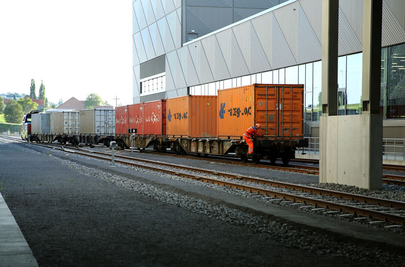 © Reuters. An SBB cargo train arrives at the production plant of coffee pod maker Nespresso in Romont