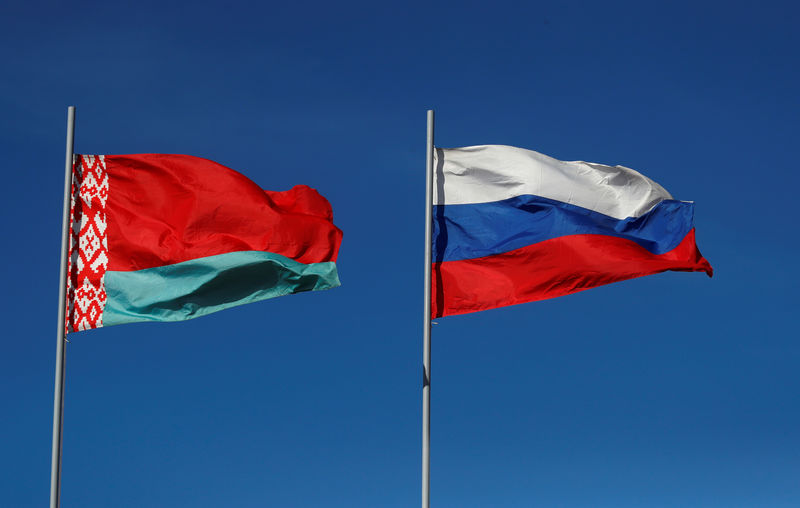 © Reuters. Флаги Белоруссии и России на месте строительства первой белорусской АЭС недалеко от города Островец
