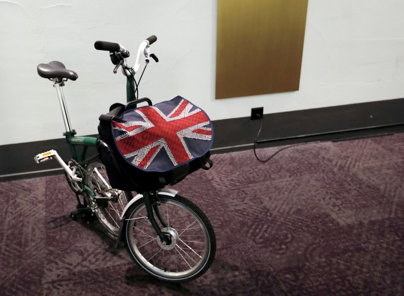 © Reuters. FILE PHOTO: A bag with a Union Jack flag is pictured on a folding bike in Bern