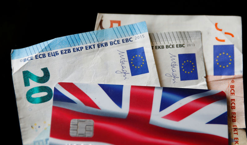 © Reuters. Los británicos tendrán que pagar 7 euros para viajar sin visado a la UE después del Brexit