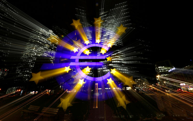 © Reuters. Logo do euro em frente ao prédio do BCE em Frankfurt