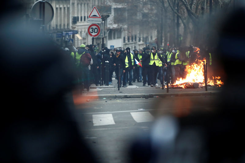 © Reuters. الشرطة الفرنسية تستعد لموجة خامسة من احتجاجات السترات الصفراء
