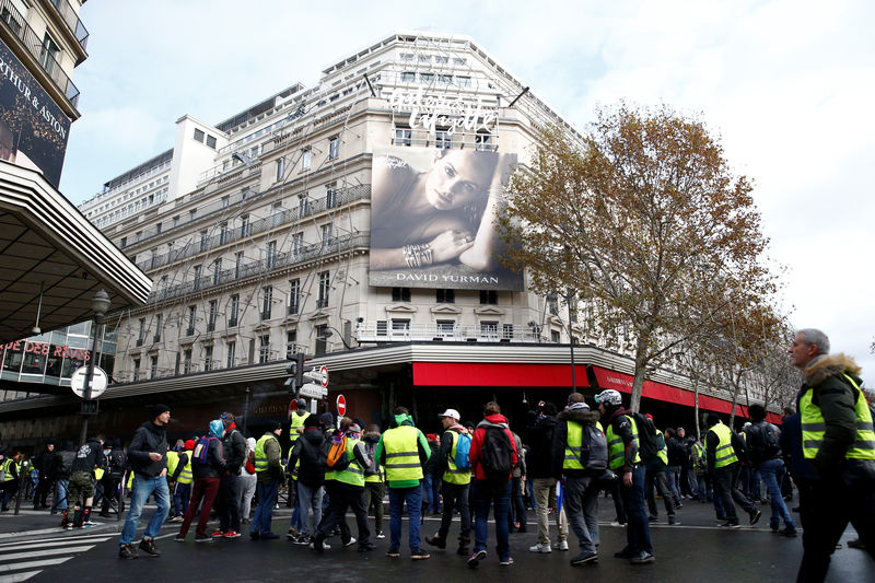 © Reuters. GILETS JAUNES: LES GRANDS MAGASINS PARISIENS OUVRENT SAMEDI