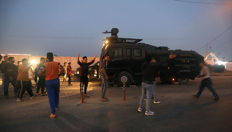 © Reuters. الشرطة العراقية تستخدم الرصاص الحي لتفريق متظاهرين بالبصرة