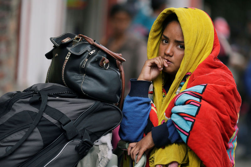 © Reuters. FILE PHOTO: A Venezuelan migrant waits outside a temporary camp for Venezuelan refugees in Bogota