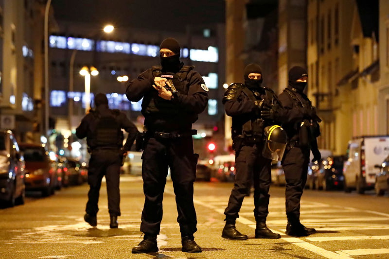 © Reuters. Policiais franceses em Estrasburgo