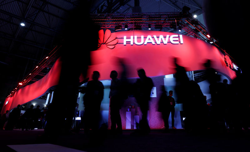 © Reuters. FILE PHOTO: Visitors walk past Huawei's booth during Mobile World Congress in Barcelona