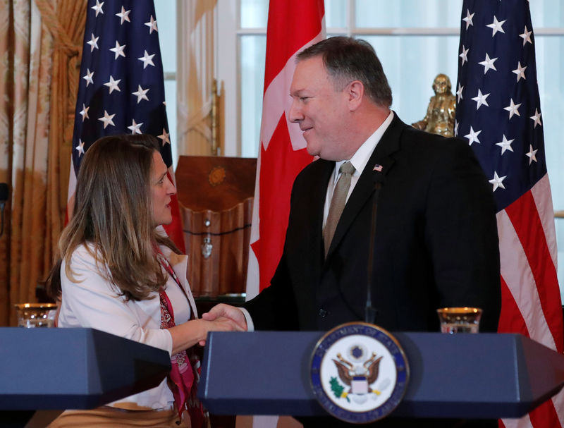 © Reuters. El secretario de Estado de Estados Unidos, Mike Pompeo, se saluda con la ministra de Relaciones Exteriores de Canadá, Chrystia Freeland, tras una reunión ministerial EEUU-Canadá en el Departamento de Estado, en Washington